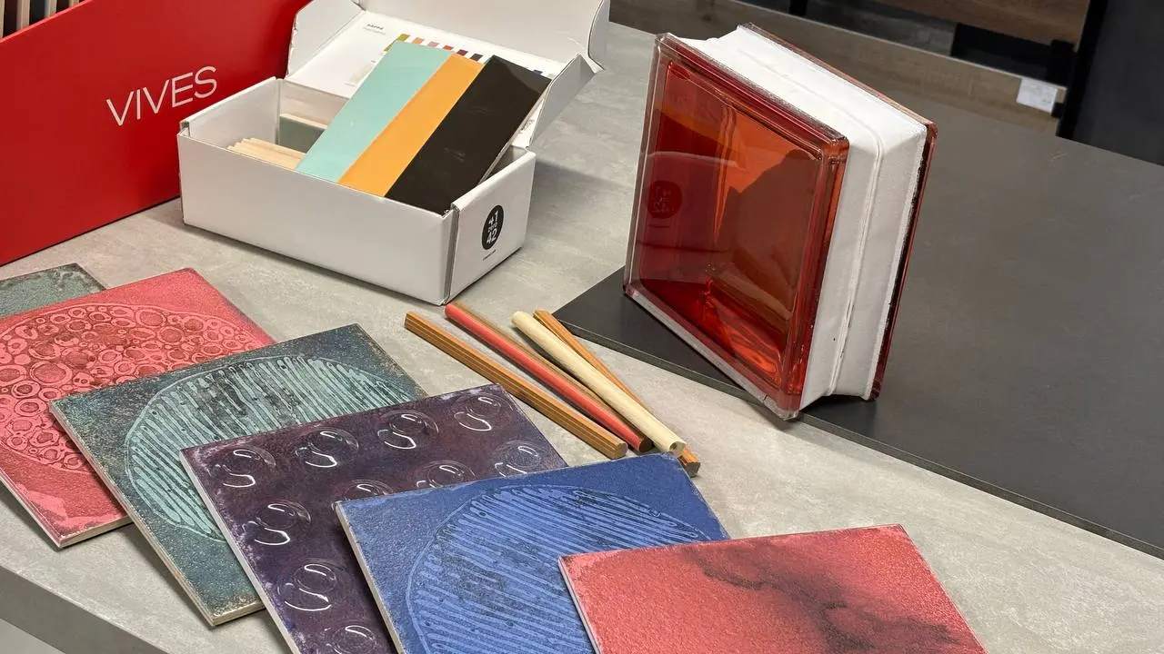 раскладка материалов на столе